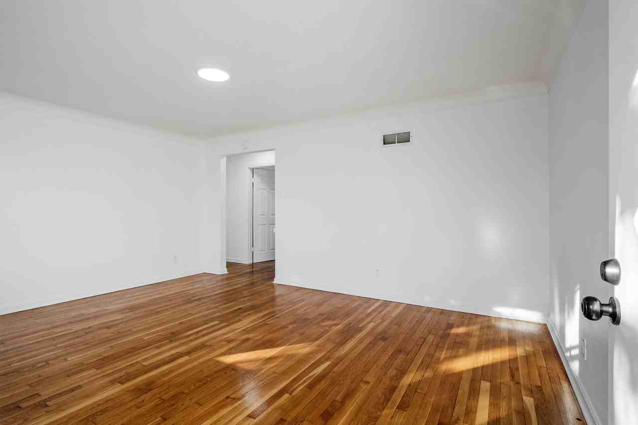 6345 Garfield Ave - Photo 4 of 31