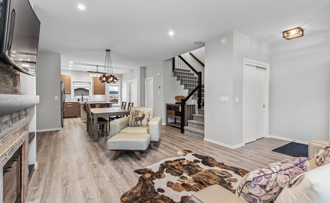 228 Park East Drive, Winnipeg, MB R3Y 1N3 3 Bedroom House for 2,397