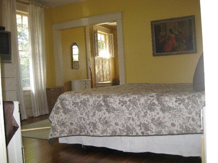 702 Anderson St #702 - Photo 3 of 9