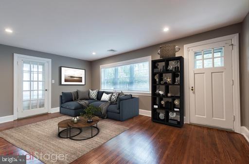 126 S Walnut St - Photo 2 of 10