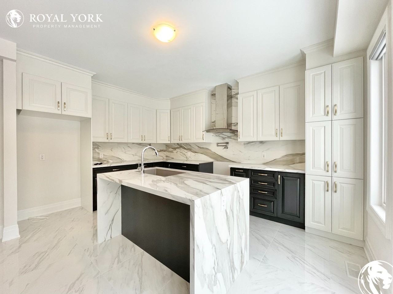 8 Hitching Post, Georgina, Ontario L4P 0H9 - Photo 3 of 26