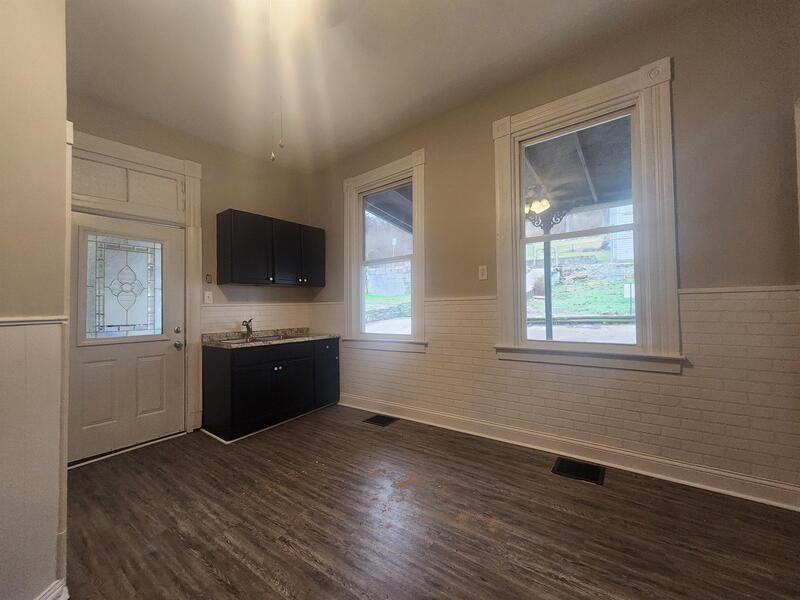 1019 John St - Photo 7 of 14