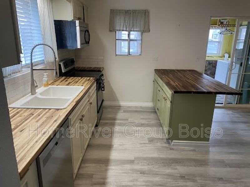 16803 Logan St - Photo 3 of 18