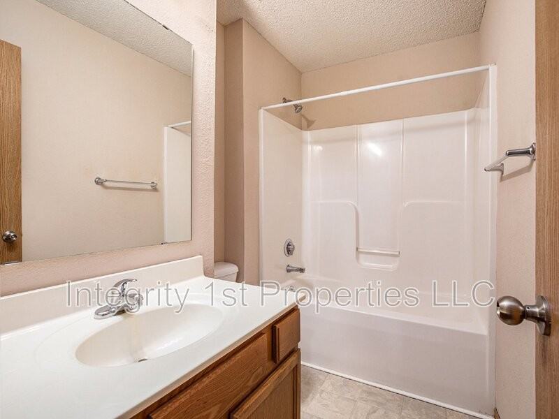210 Pointe Ln - Photo 2 of 14
