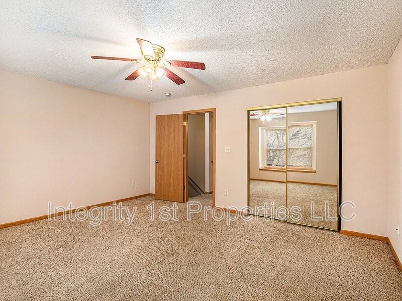 210 Pointe Ln - Photo 3 of 14