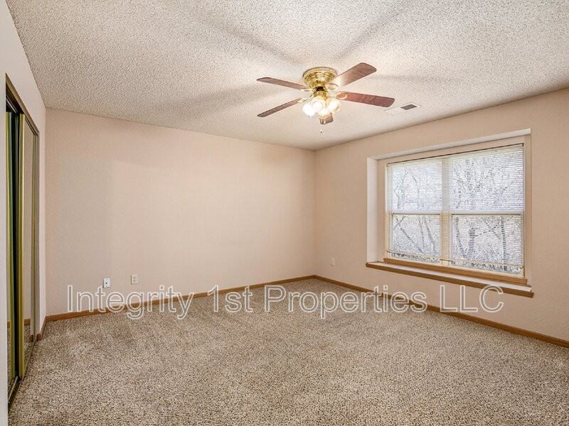 210 Pointe Ln - Photo 4 of 14