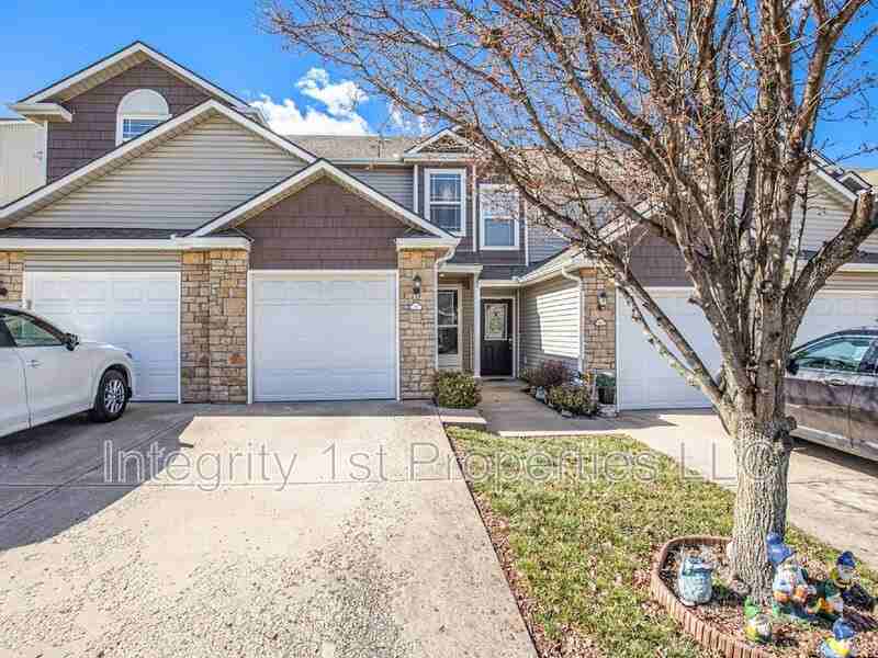 210 Pointe Ln