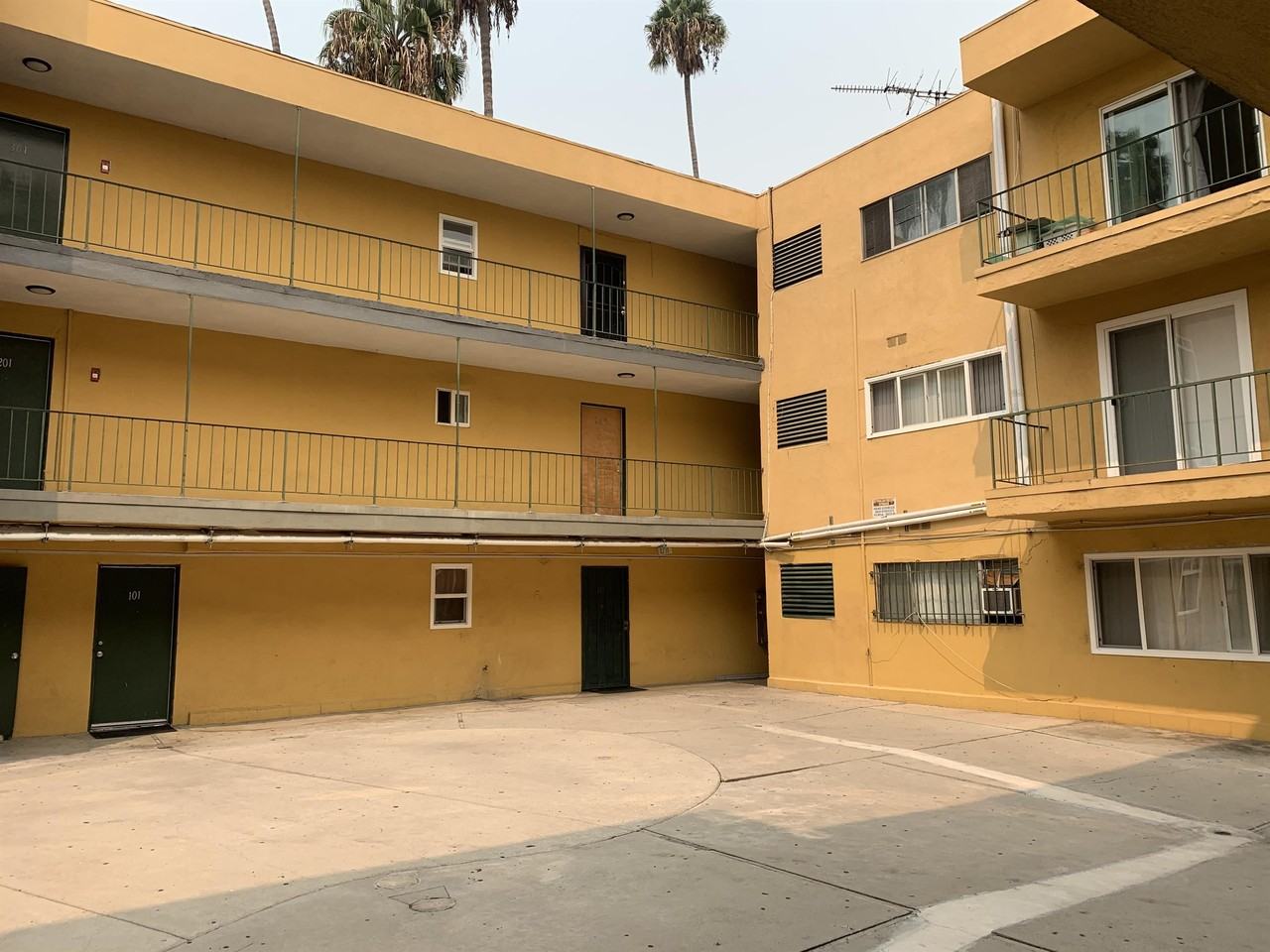 940 S Arapahoe St - Photo 2 of 2