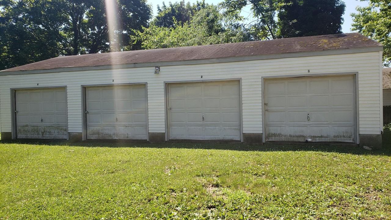 816 Collings Avenue - Photo 2 of 2