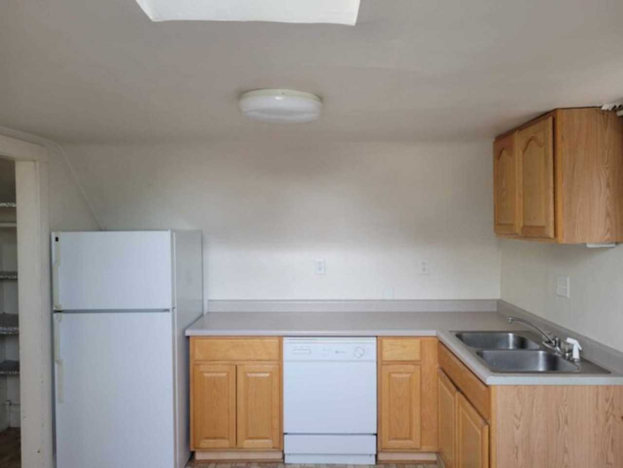 1108 E Burlington St - Photo 3 of 6