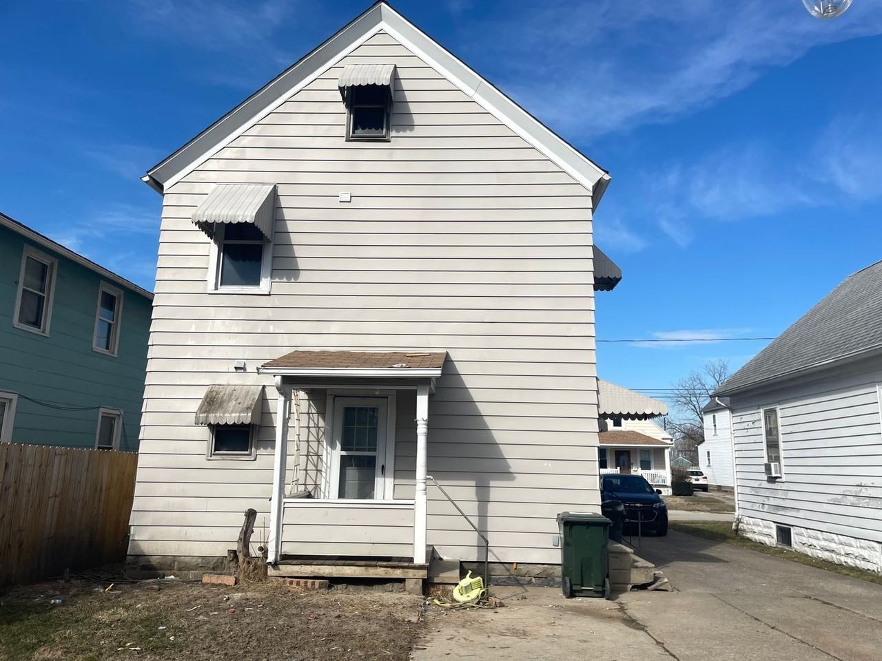 1047 W 17th St - Photo 3 of 24