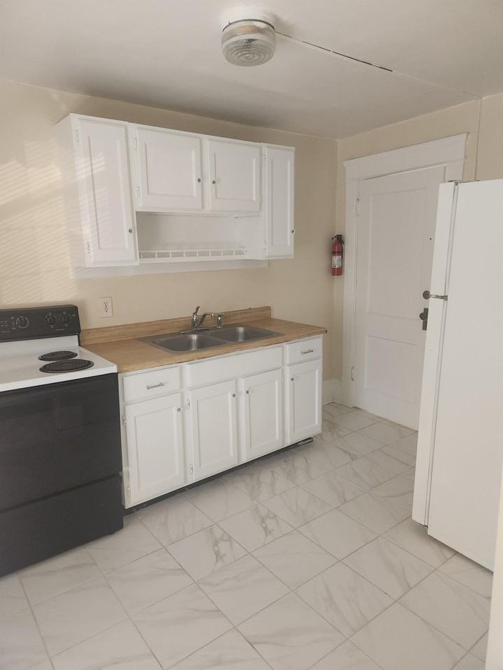 2313 Clyde Pl Sw #3 - Photo 3 of 6