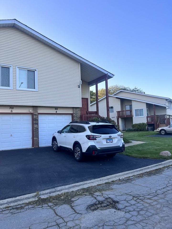 733 Sandpiper Ct - Photo 2 of 4