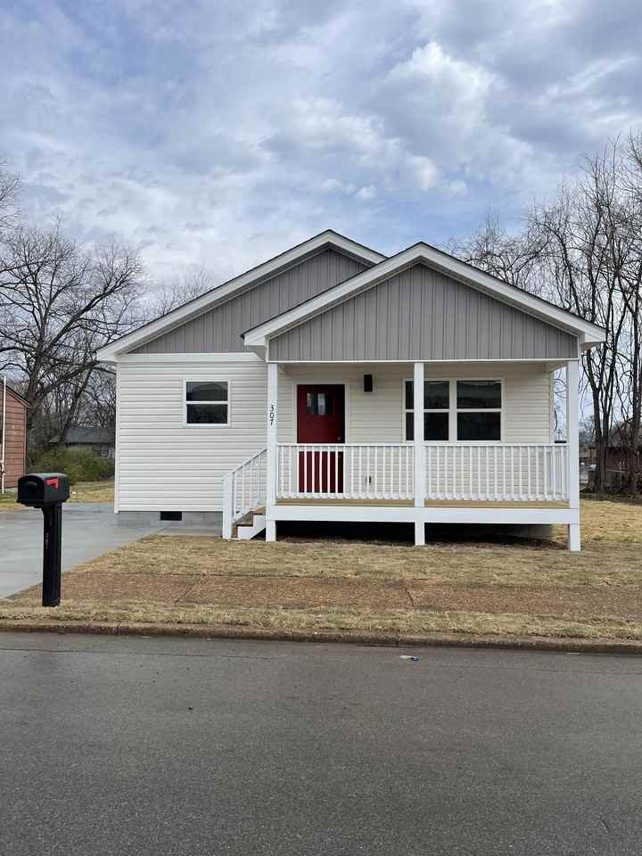 307 W 42nd St #1 - Photo 4 of 26