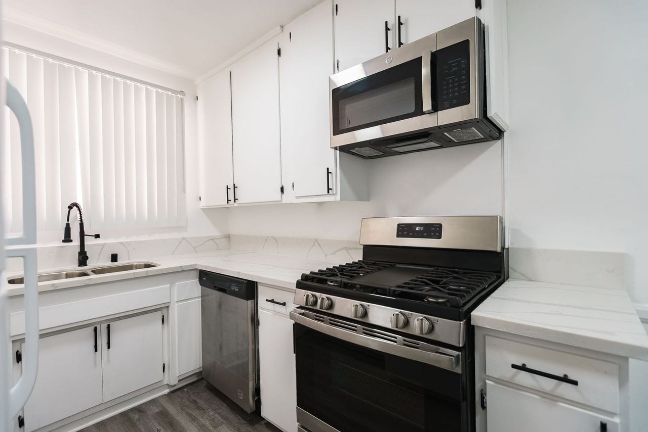 410 Veteran Avenue - Photo 4 of 15