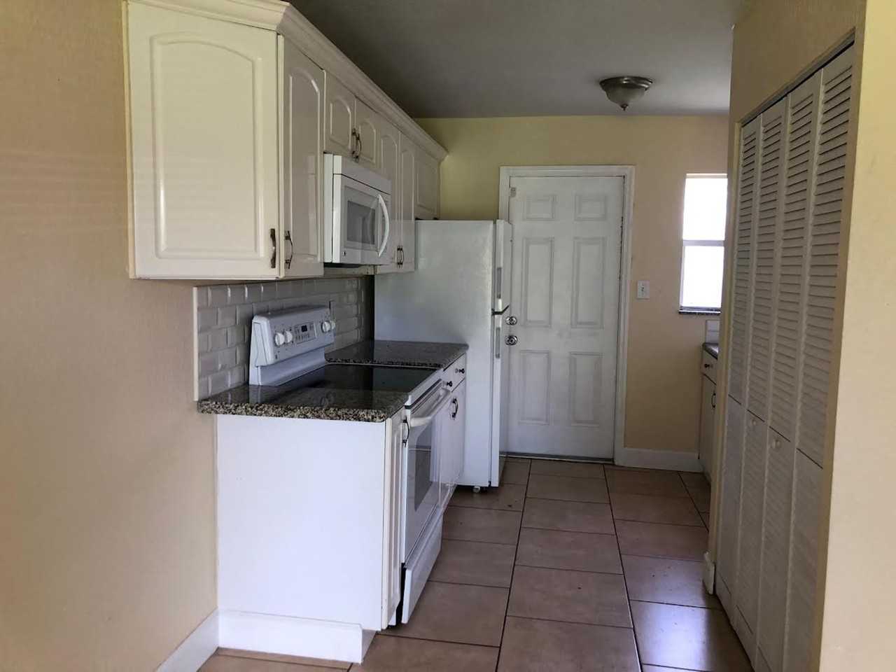 FOR RENT!!! BEAUTIFUL 2 BED 1 BATH DUPLEX.. MOVE IN READY. - Photo 2 of 12