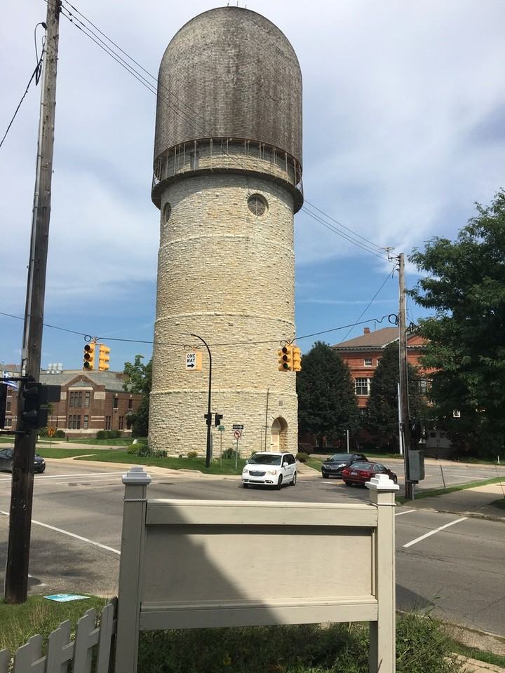 234 N Summit - Photo 5 of 36