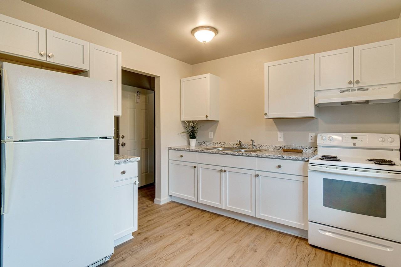 112 Hazelton Apartments - Photo 2 of 22