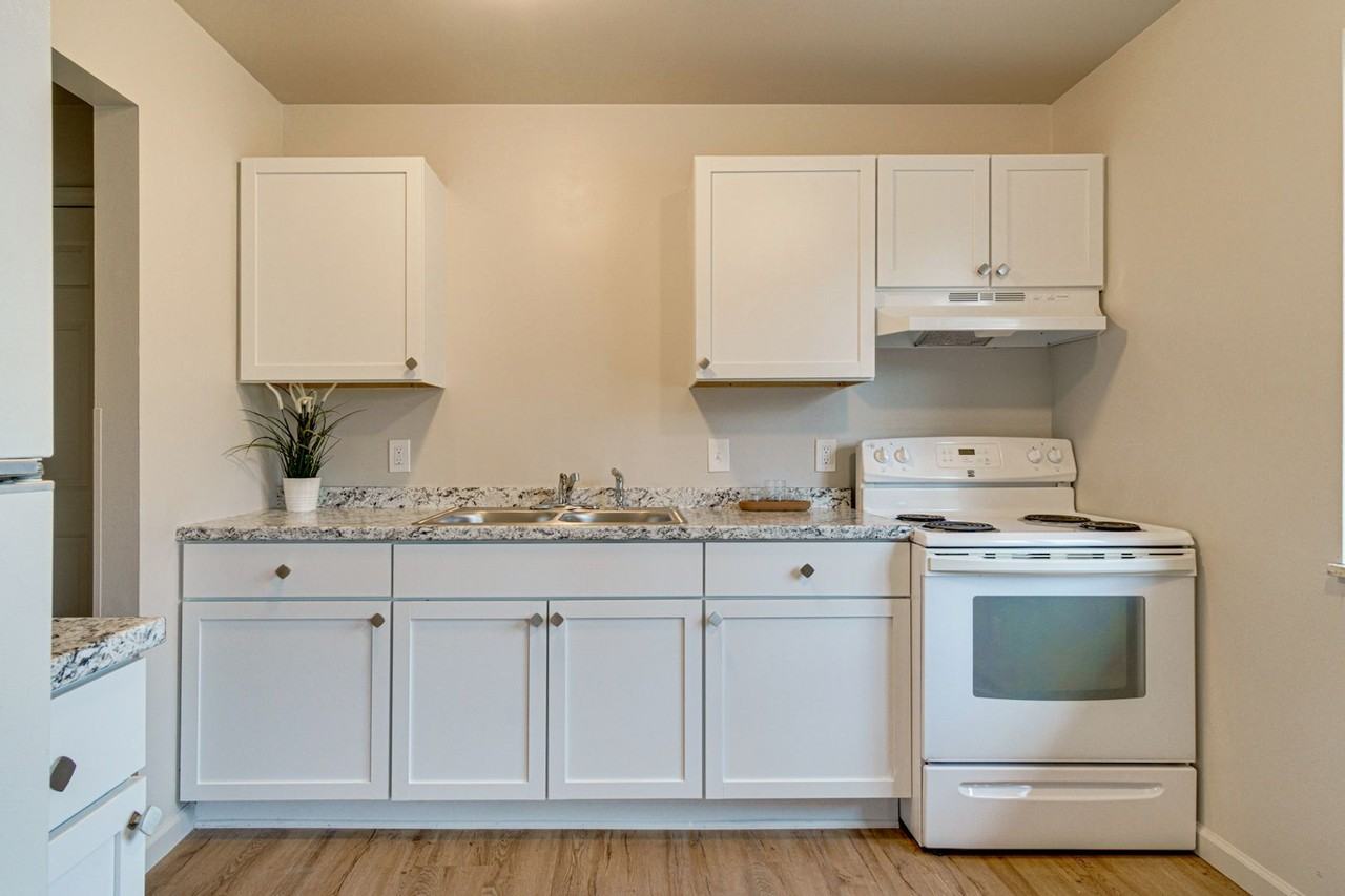 112 Hazelton Apartments - Photo 3 of 22