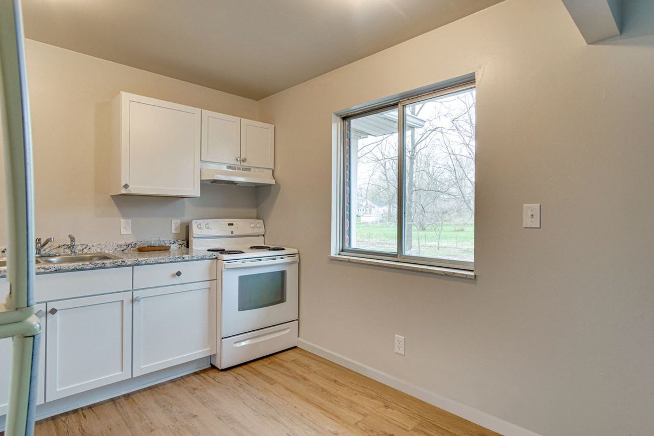 112 Hazelton Apartments - Photo 4 of 22
