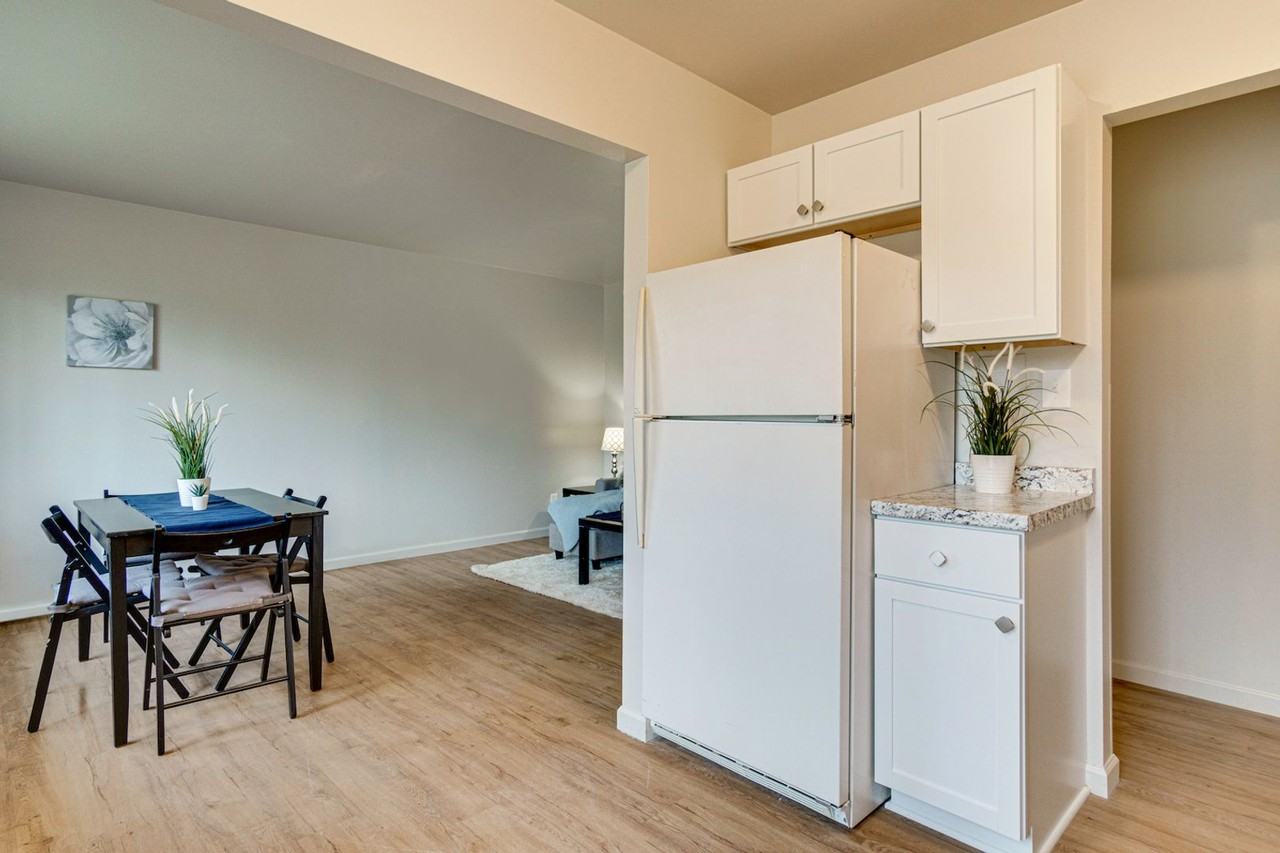 112 Hazelton Apartments - Photo 6 of 22