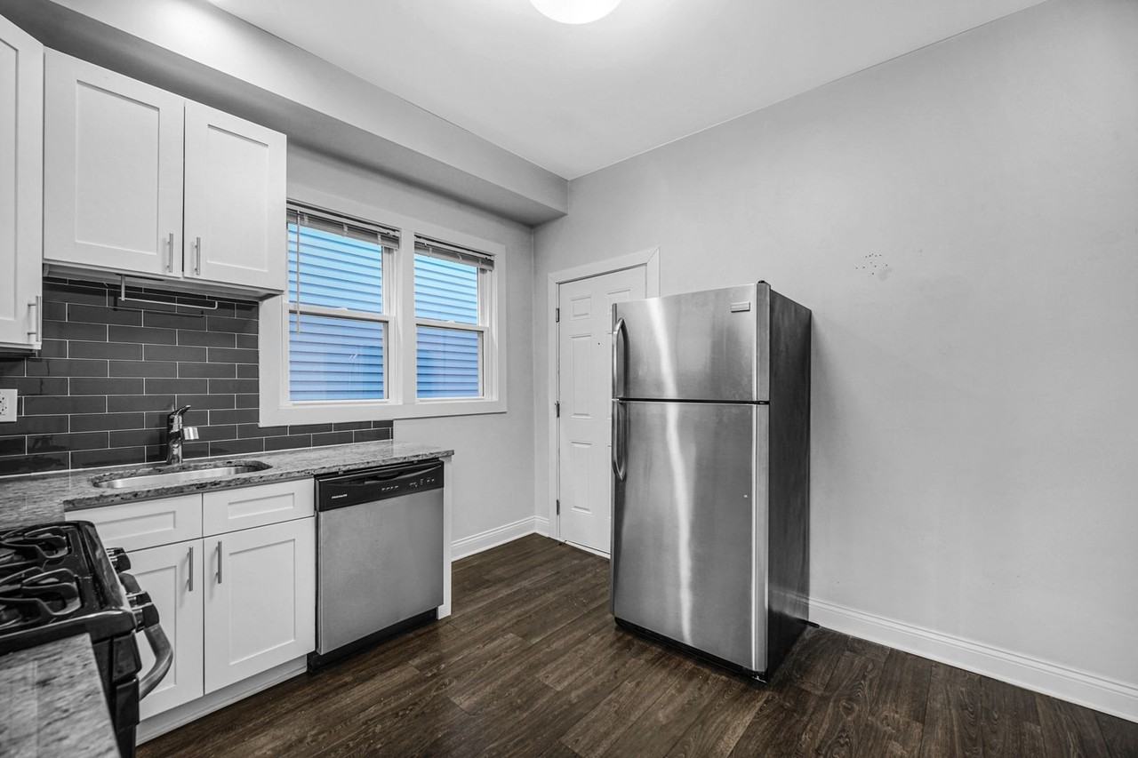 3121 N Southport Ave - Photo 3 of 32