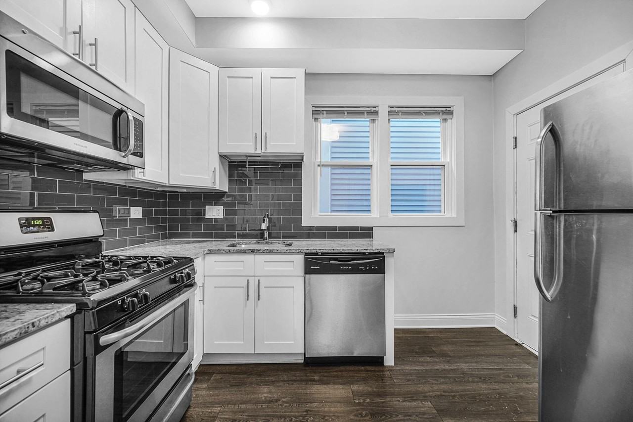 3121 N Southport Ave - Photo 4 of 32