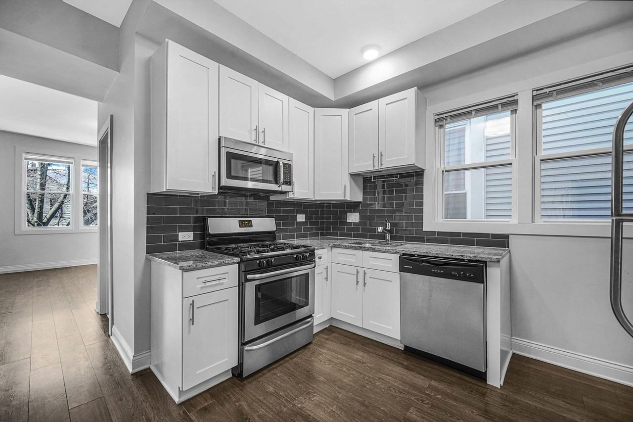 3121 N Southport Ave - Photo 5 of 32