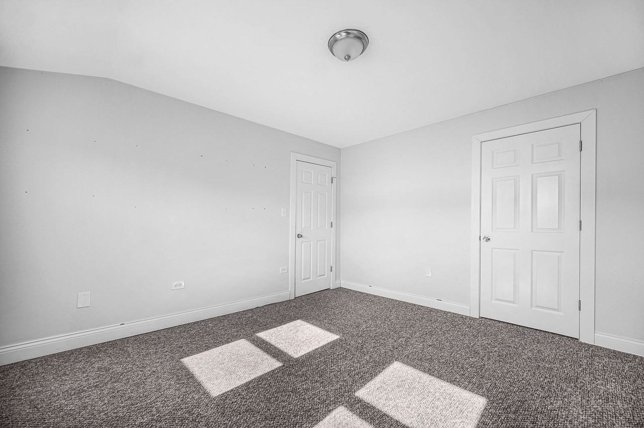 3121 N Southport Ave - Photo 6 of 32