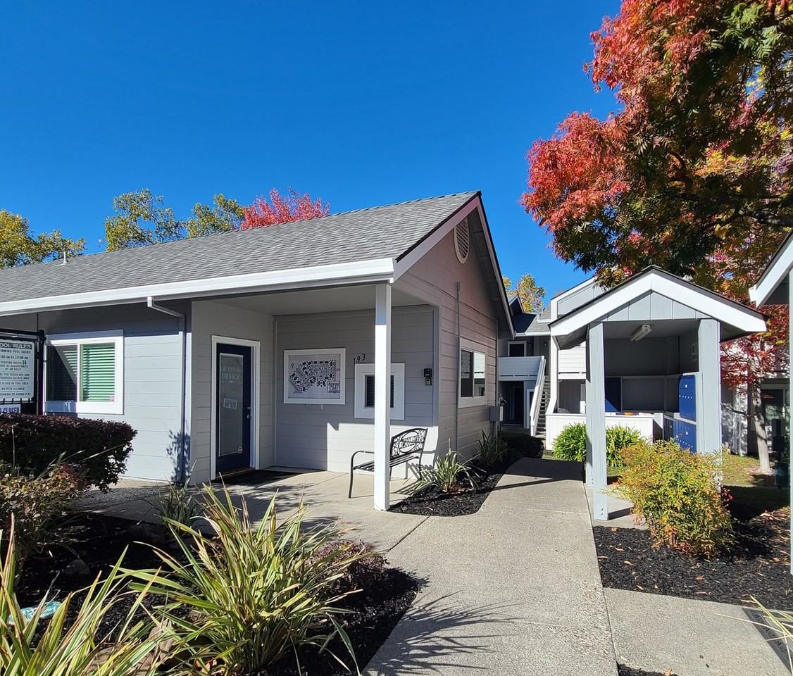 Spring Club Apartments - Photo 2 of 13