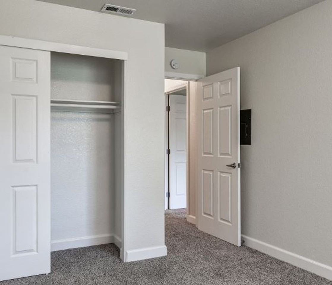 Spring Club Apartments - Photo 4 of 13