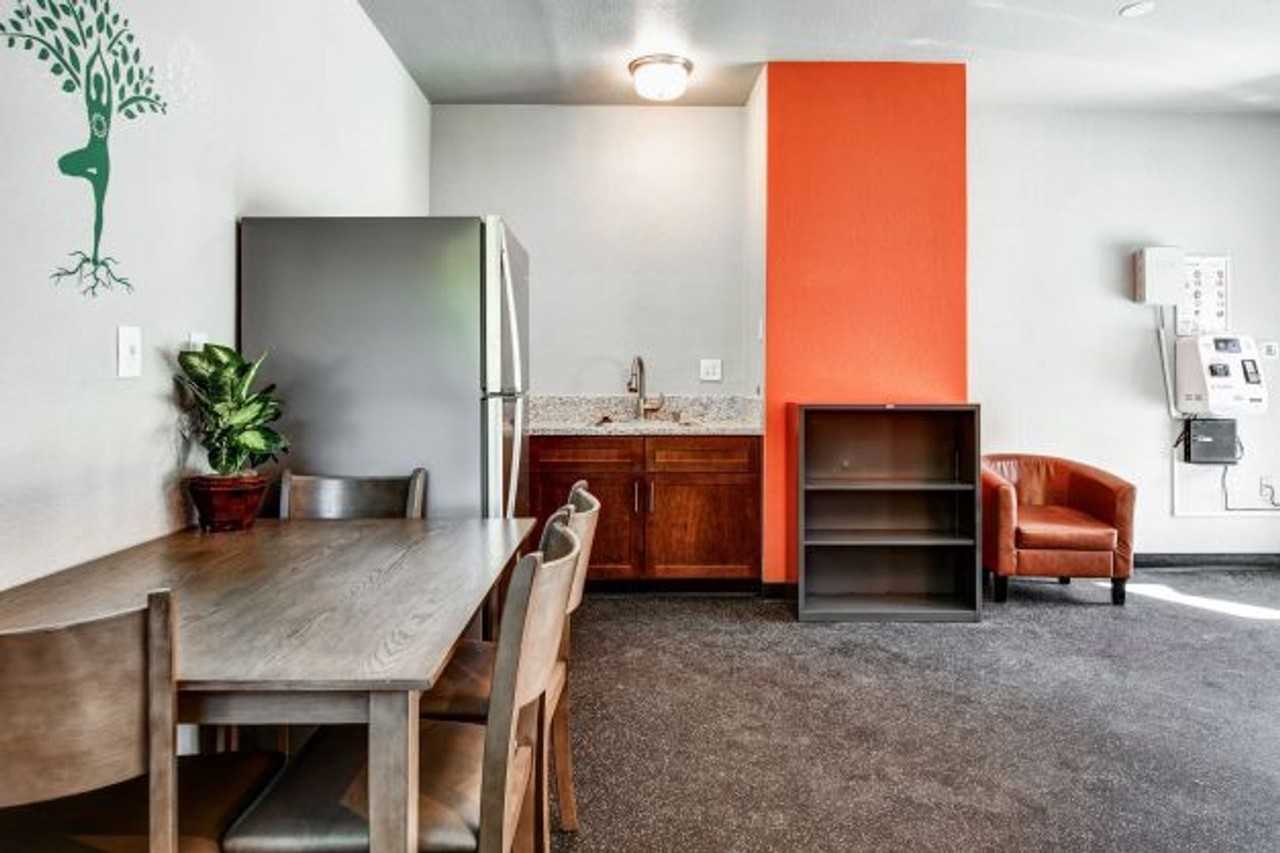 Spring Club Apartments - Photo 5 of 10