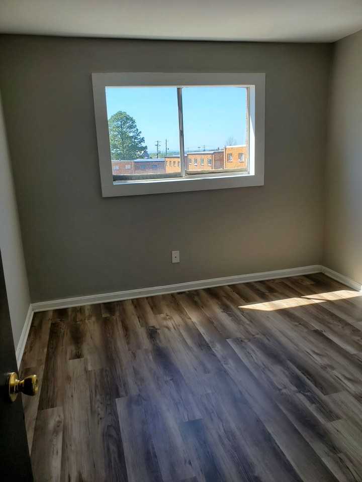 Dixon Manor Apartments - Photo 3 of 5