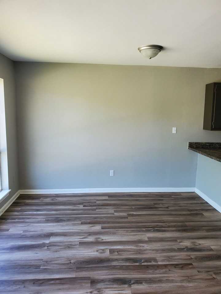 Dixon Manor Apartments - Photo 5 of 5