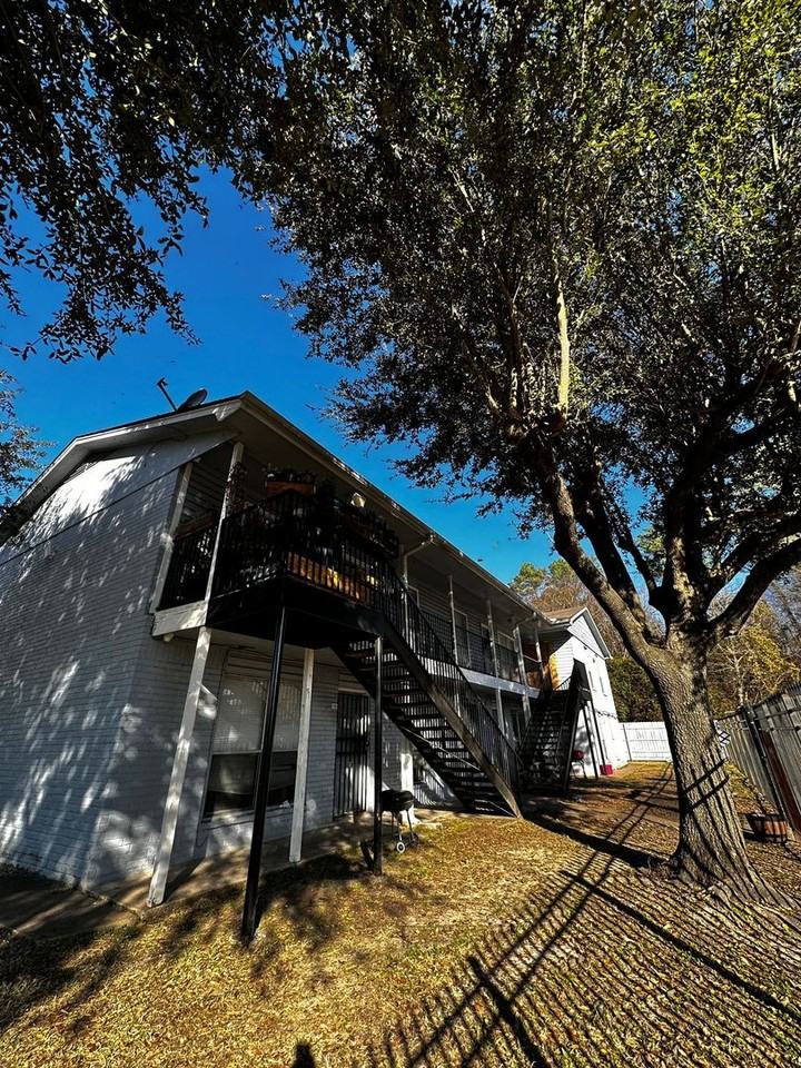 7201 Hallshire Dr - Photo 3 of 17