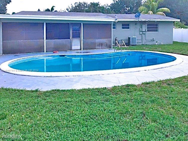 4712 Nw 4th St - Photo 2 of 16