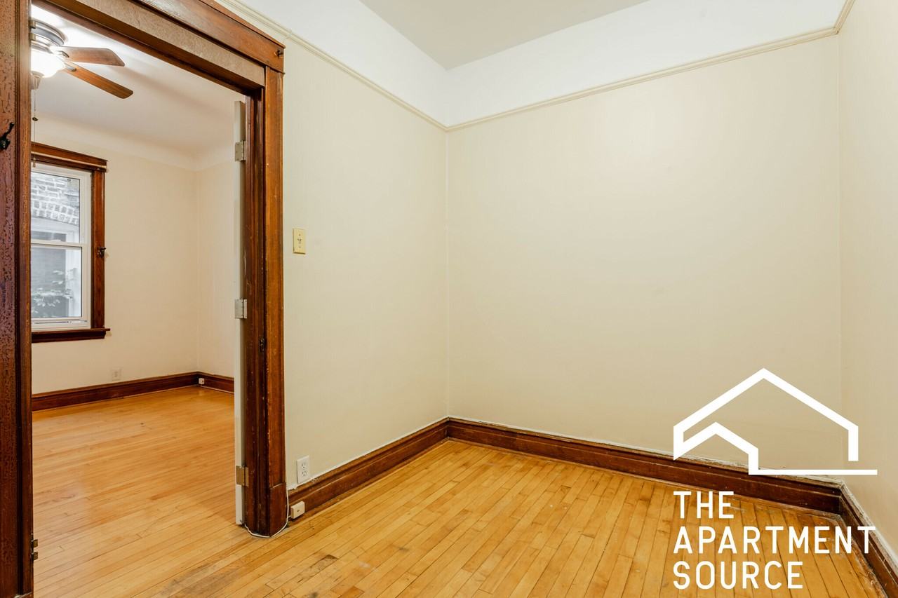2132 W Iowa St #2R - Photo 6 of 17