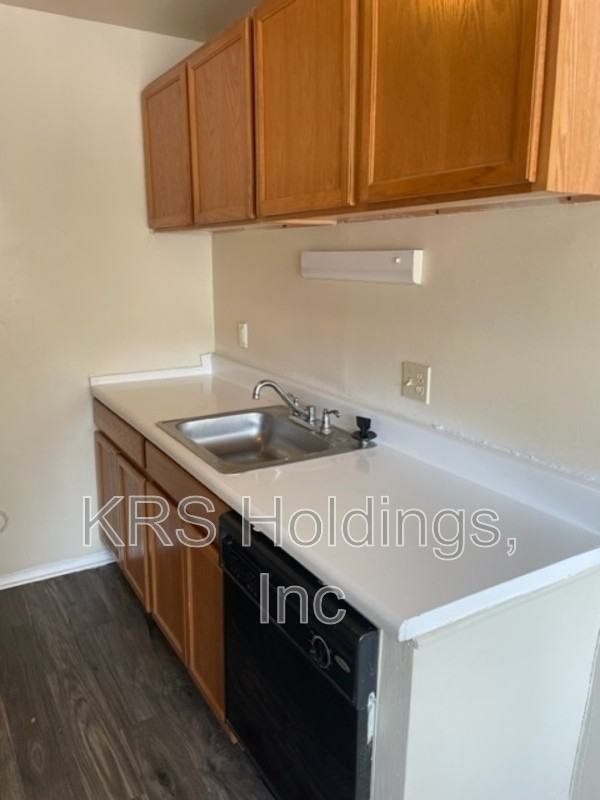 1215 Nelson St #D - Photo 6 of 24