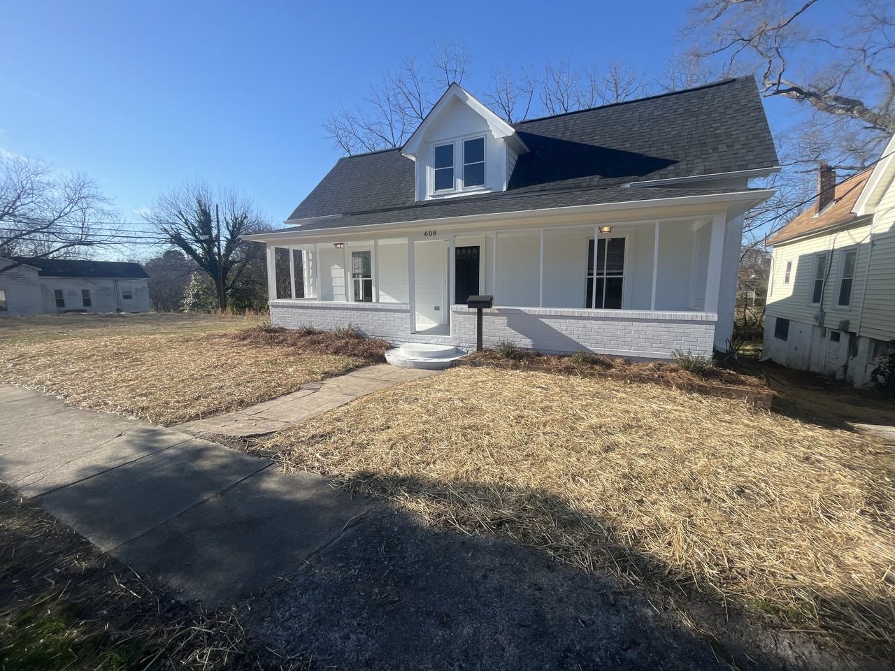 608 S Yadkin Ave - Photo 2 of 21