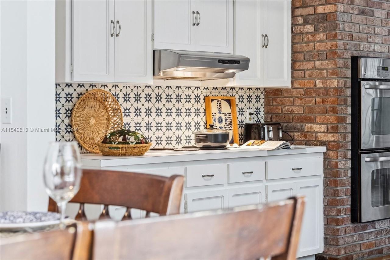 10130 Sw 70th Ave - Photo 5 of 50