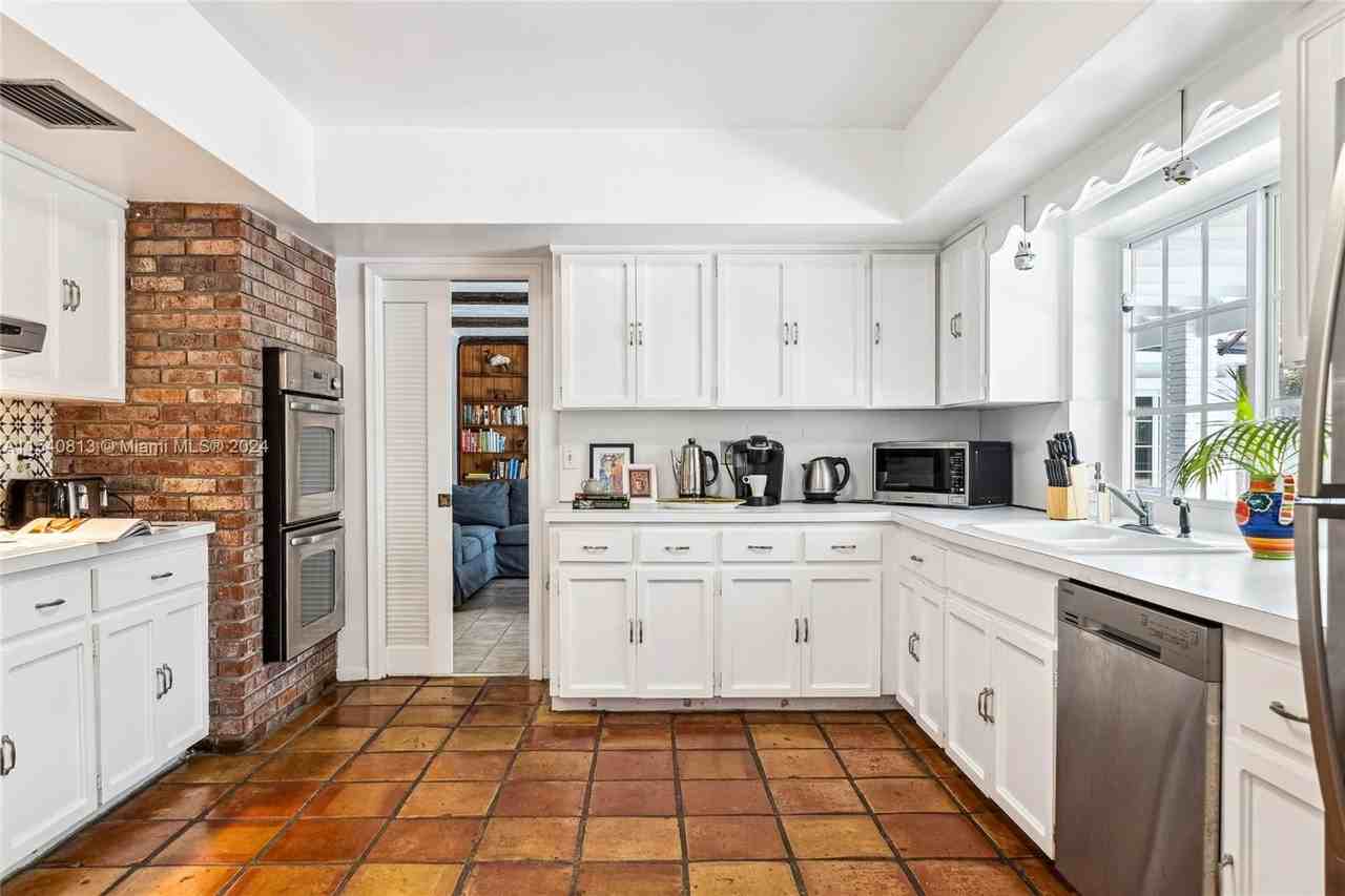 10130 Sw 70th Ave - Photo 7 of 50