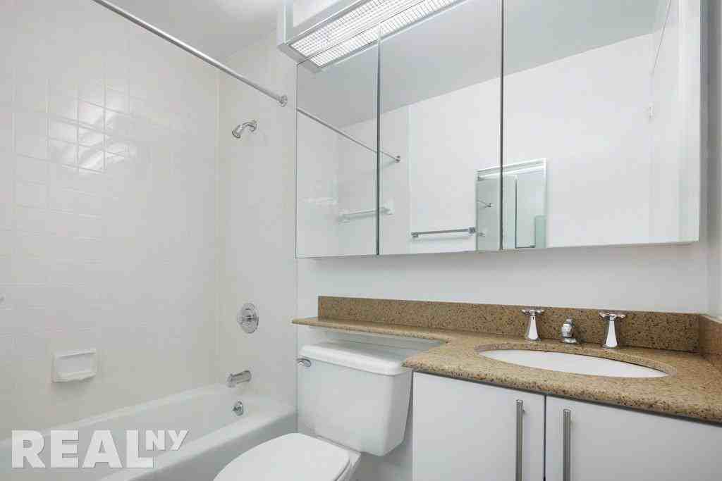 W 52nd St #29D - Photo 5 of 6