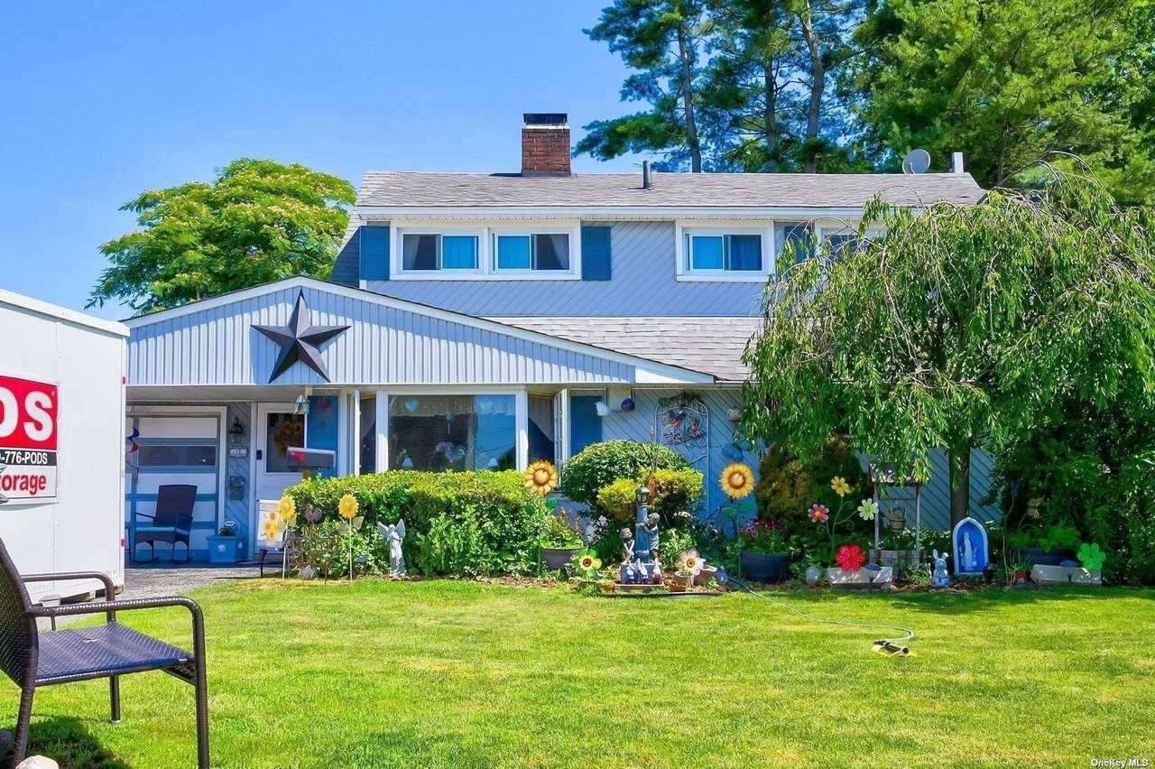 17 Stevedore Ln, Levittown, NY 11756 3 Bedroom House for 4,999/month