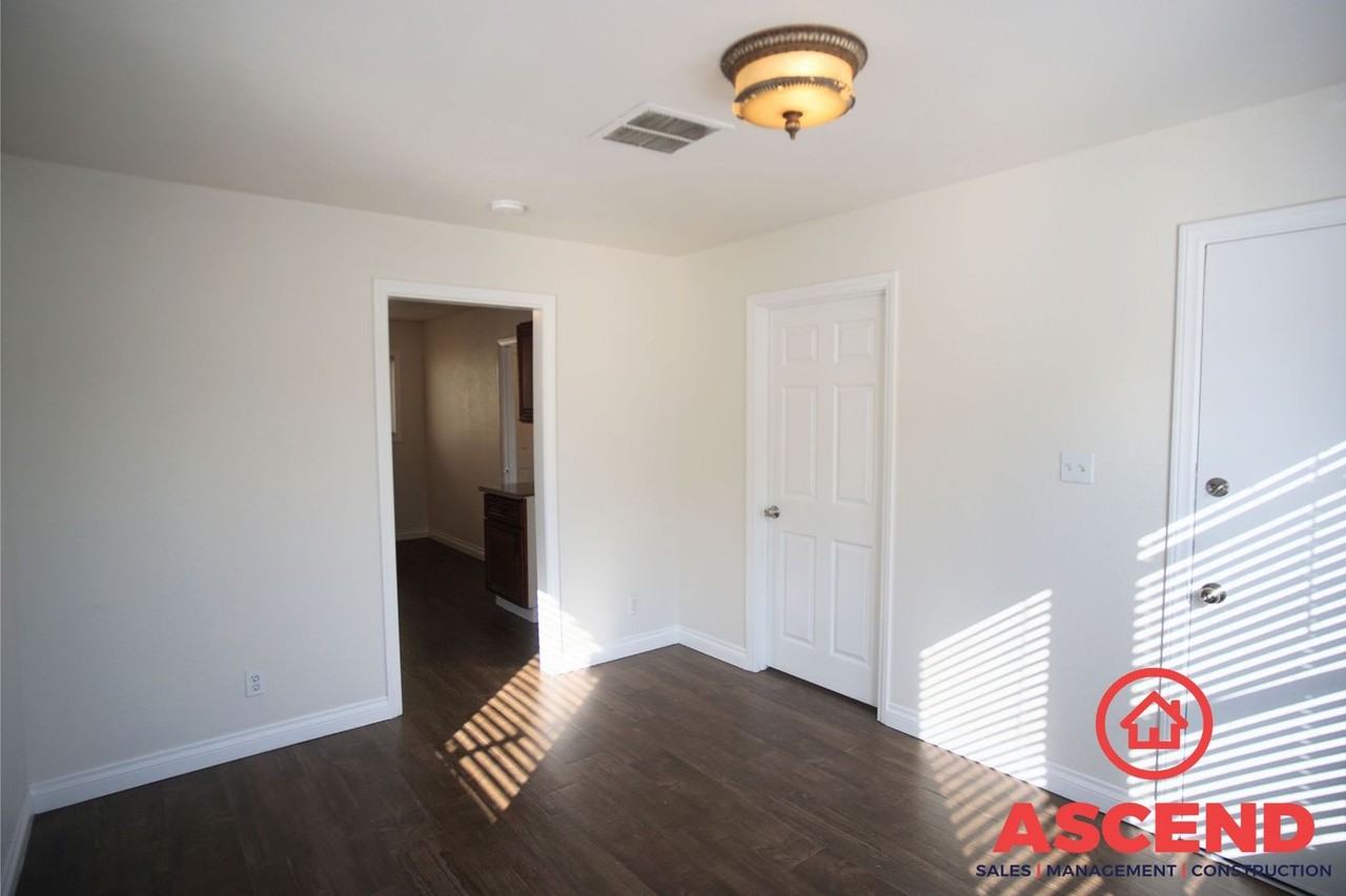 124 Chester Avenue - Photo 2 of 8