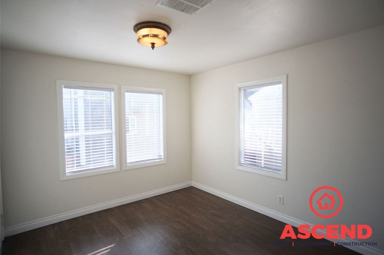 124 Chester Avenue - Photo 3 of 8