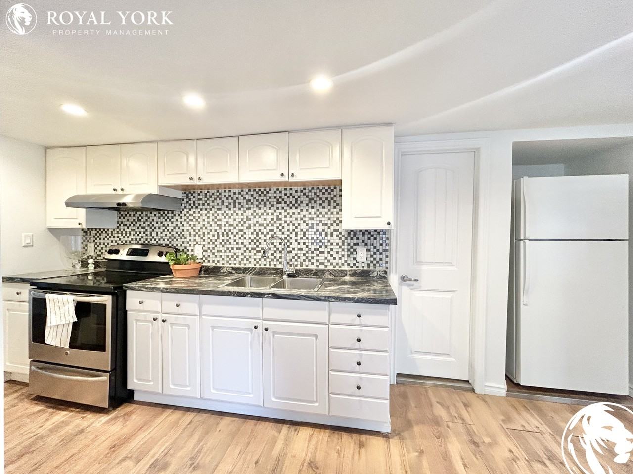 212 Burlington Street East, Hamilton, Ontario L8L 4H1 - Photo 3 of 18