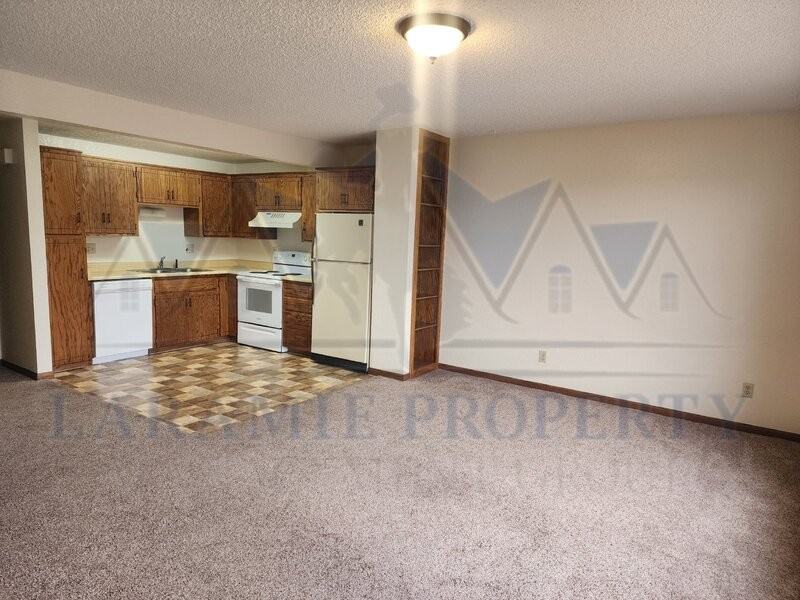 1725 Fetterman Dr #B - Photo 3 of 14