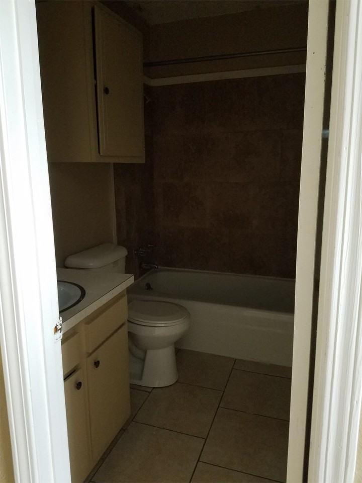 Lawton Courtyard Apartments - Photo 2 of 31