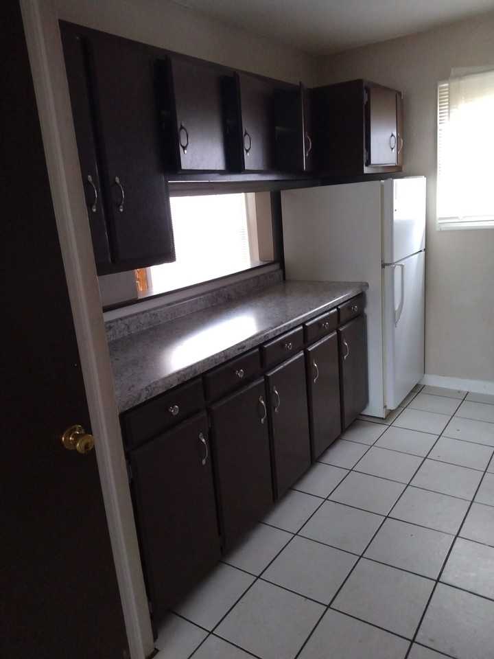 320 E State St #7 - Photo 4 of 7