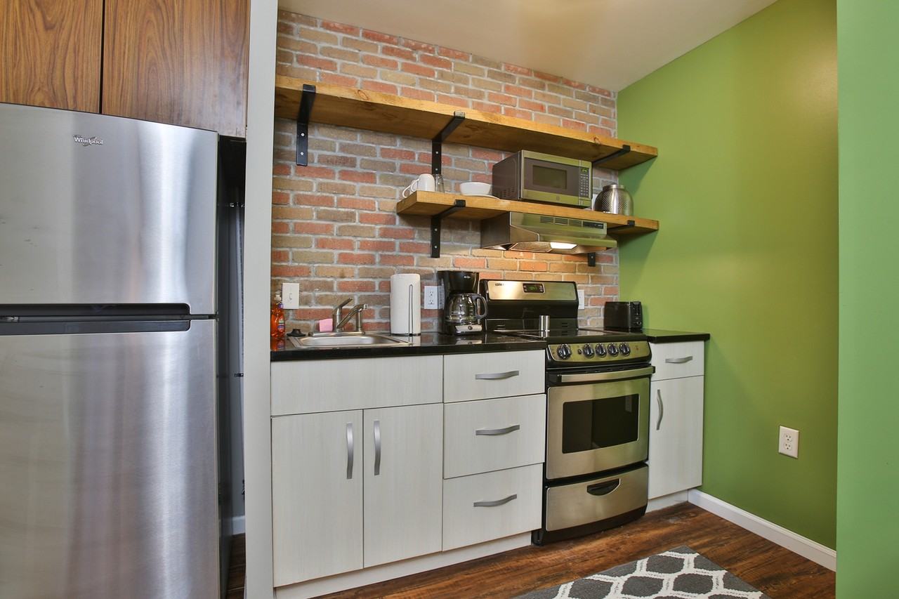 940 E Webster St - Photo 5 of 7